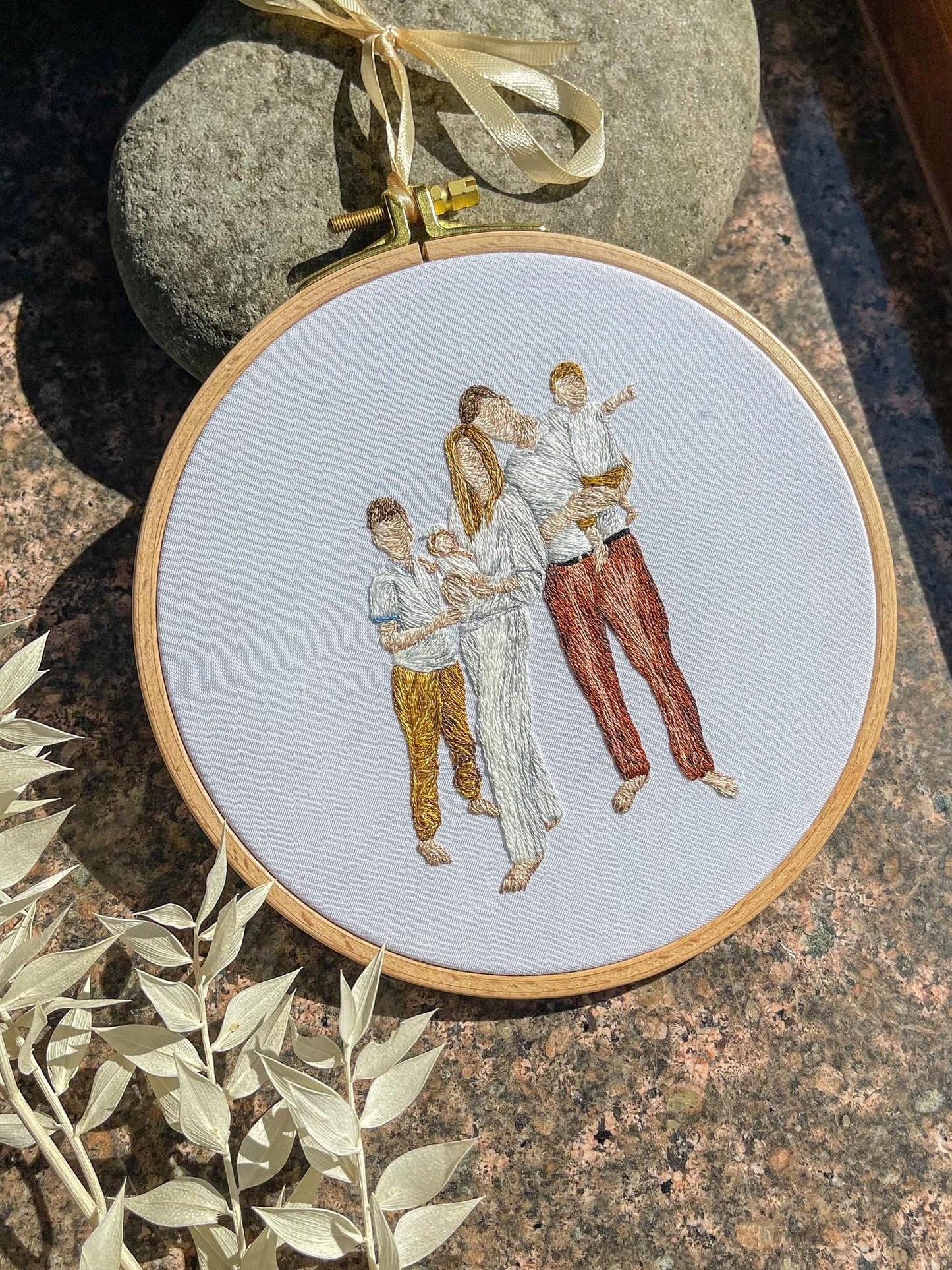 Family portrait embroidered, custom embroidery hoop, embroidered photo, people embroidery design, family embroidered gift
