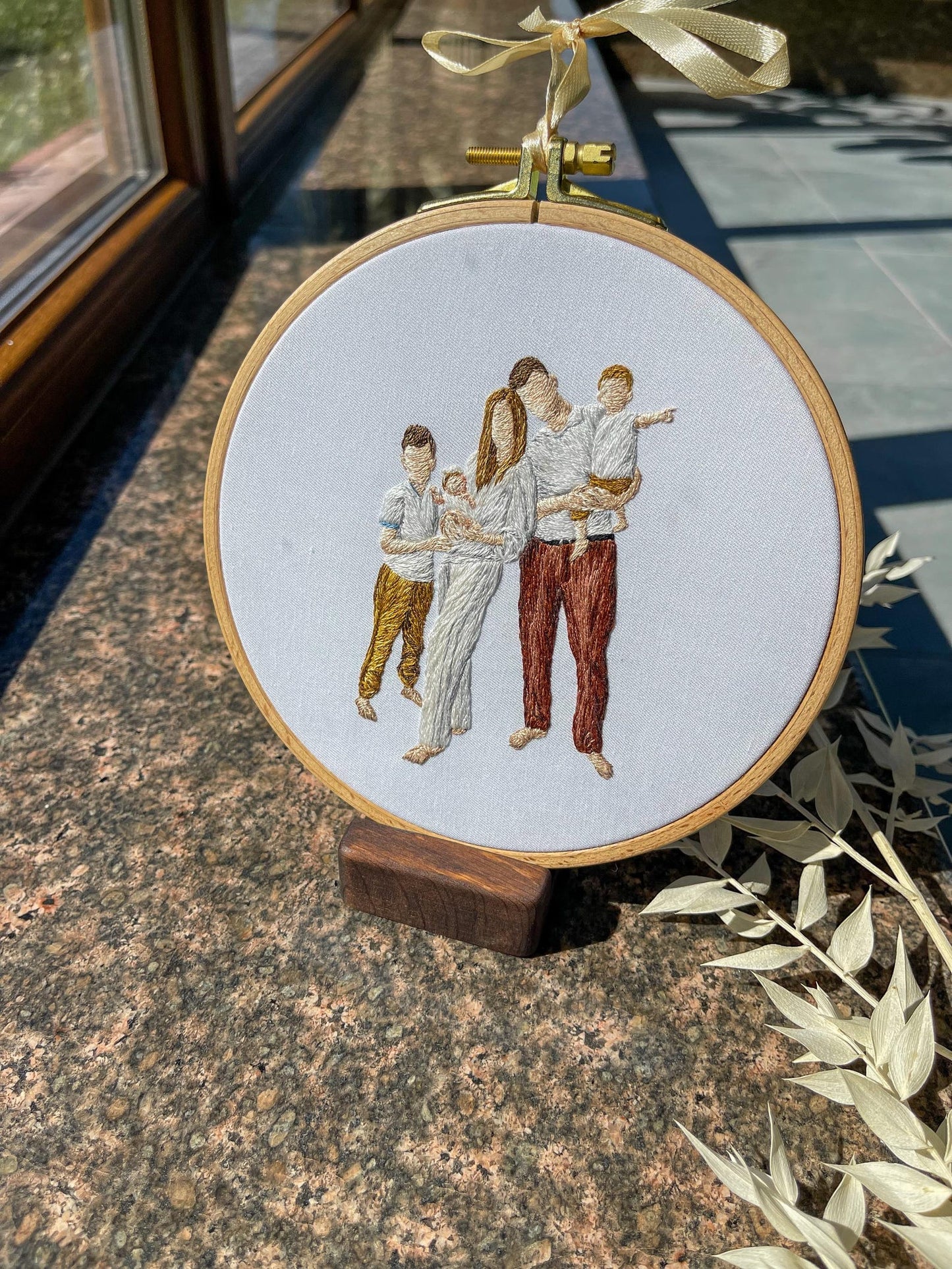 Family portrait embroidered, custom embroidery hoop, embroidered photo, people embroidery design, family embroidered gift