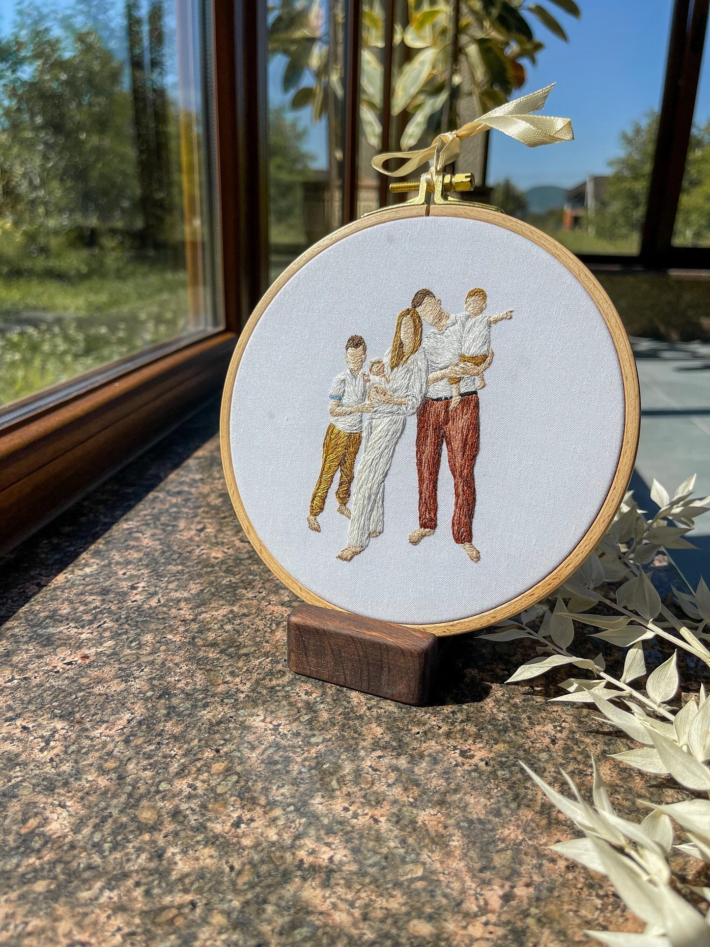 Family portrait embroidered, custom embroidery hoop, embroidered photo, people embroidery design, family embroidered gift