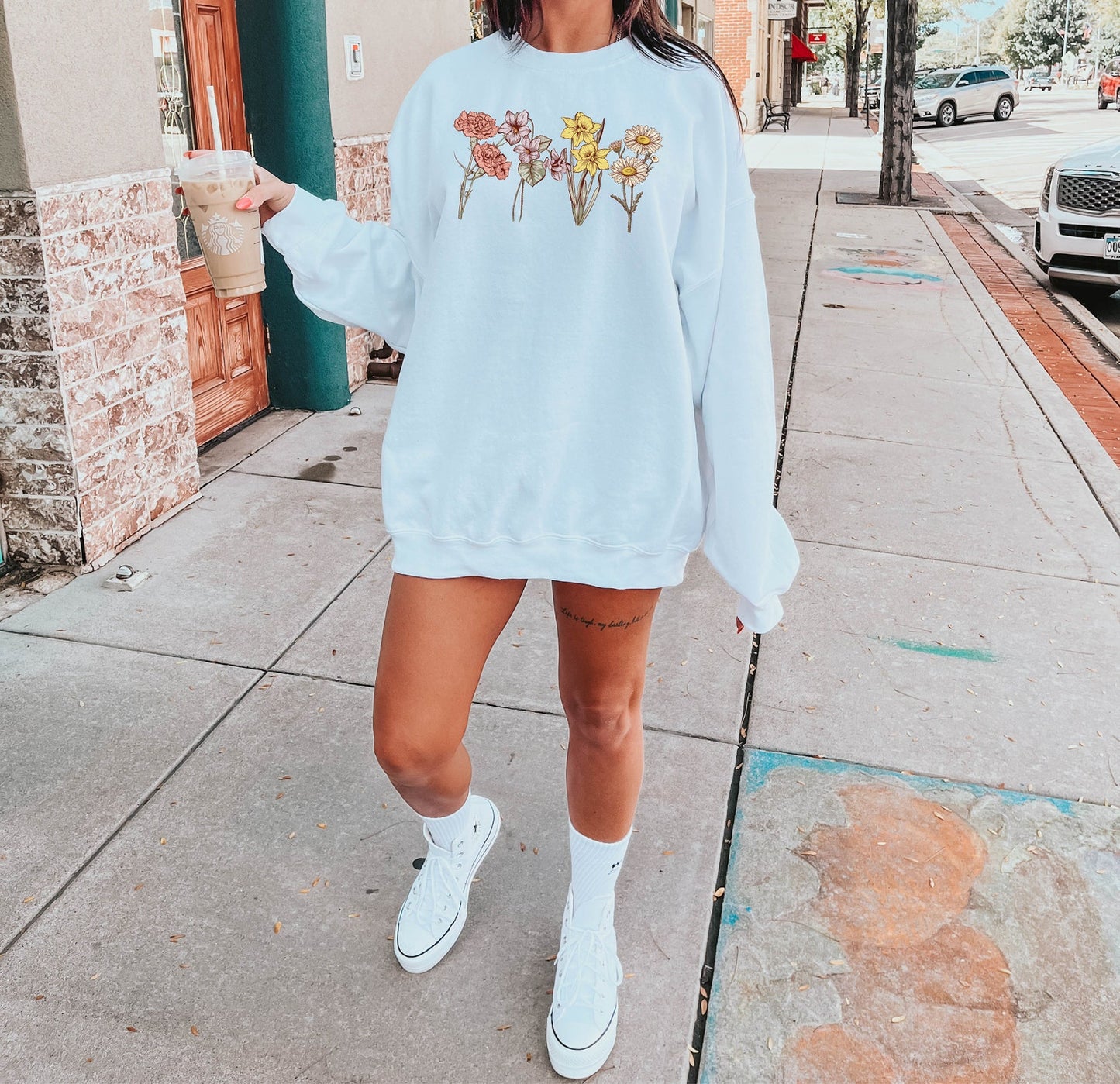Custom Floral Name Sweatshirt – Thoughtful Mom Gift with Kids' Flowers