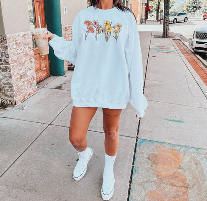 Custom Floral Name Sweatshirt – Thoughtful Mom Gift with Kids' Flowers