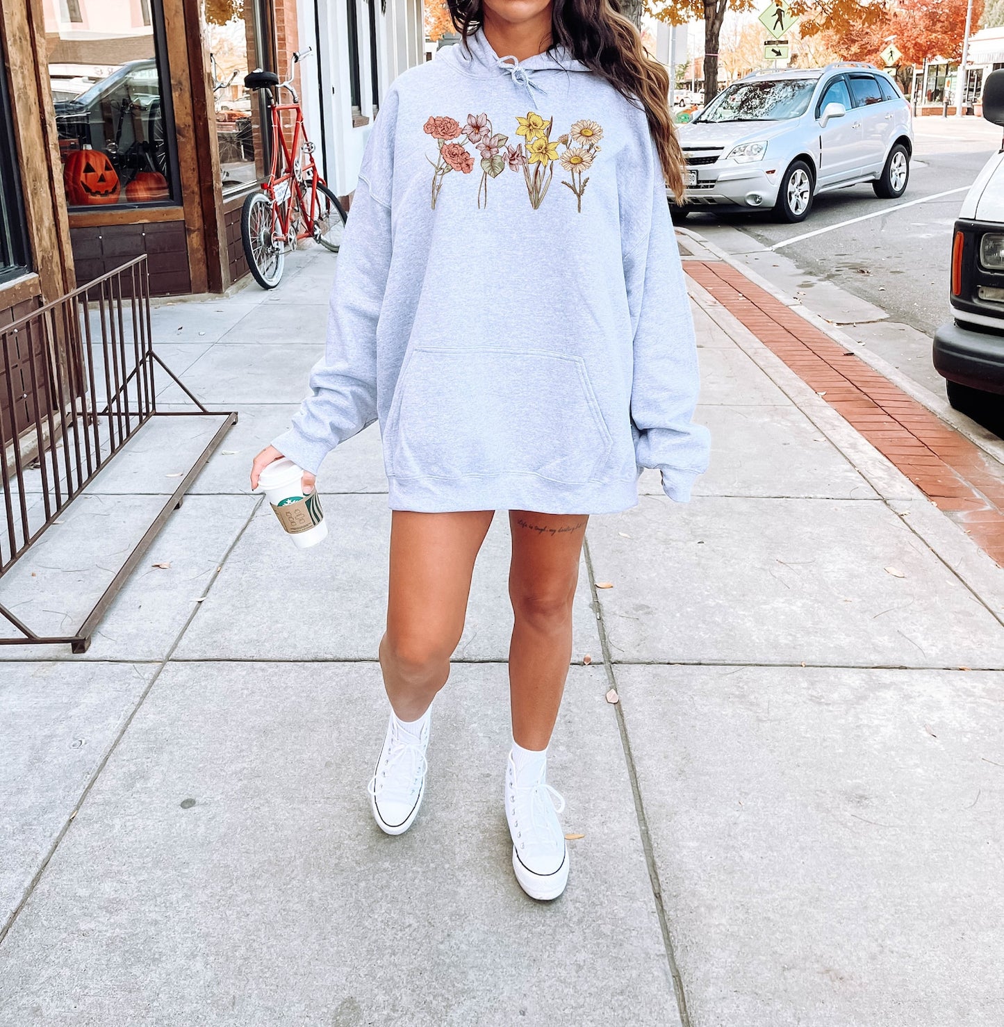 Custom Floral Name Sweatshirt – Thoughtful Mom Gift with Kids' Flowers