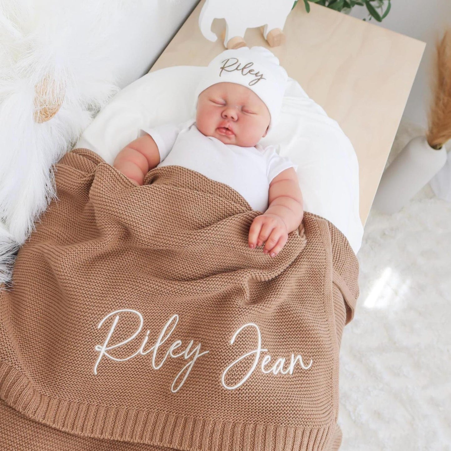 Personalized Newborn Baby Gift - Luxe Embroidered Blanket for Birthdays & Special Occasions