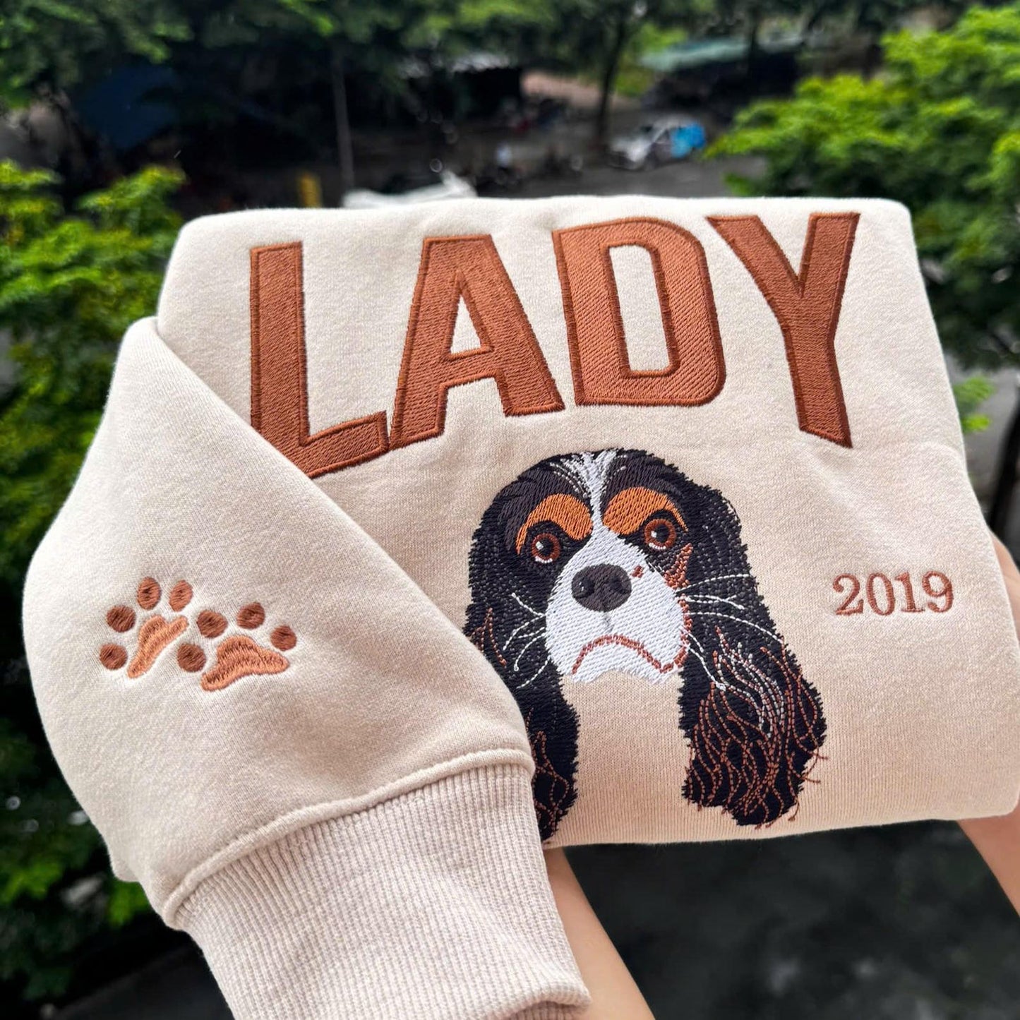 Personalized sweatshirt with embroidery of your pet's portrait, embroidered dog college crewneck in comfortable colors, personalized hoodie with embroidery of your dog's face from photo